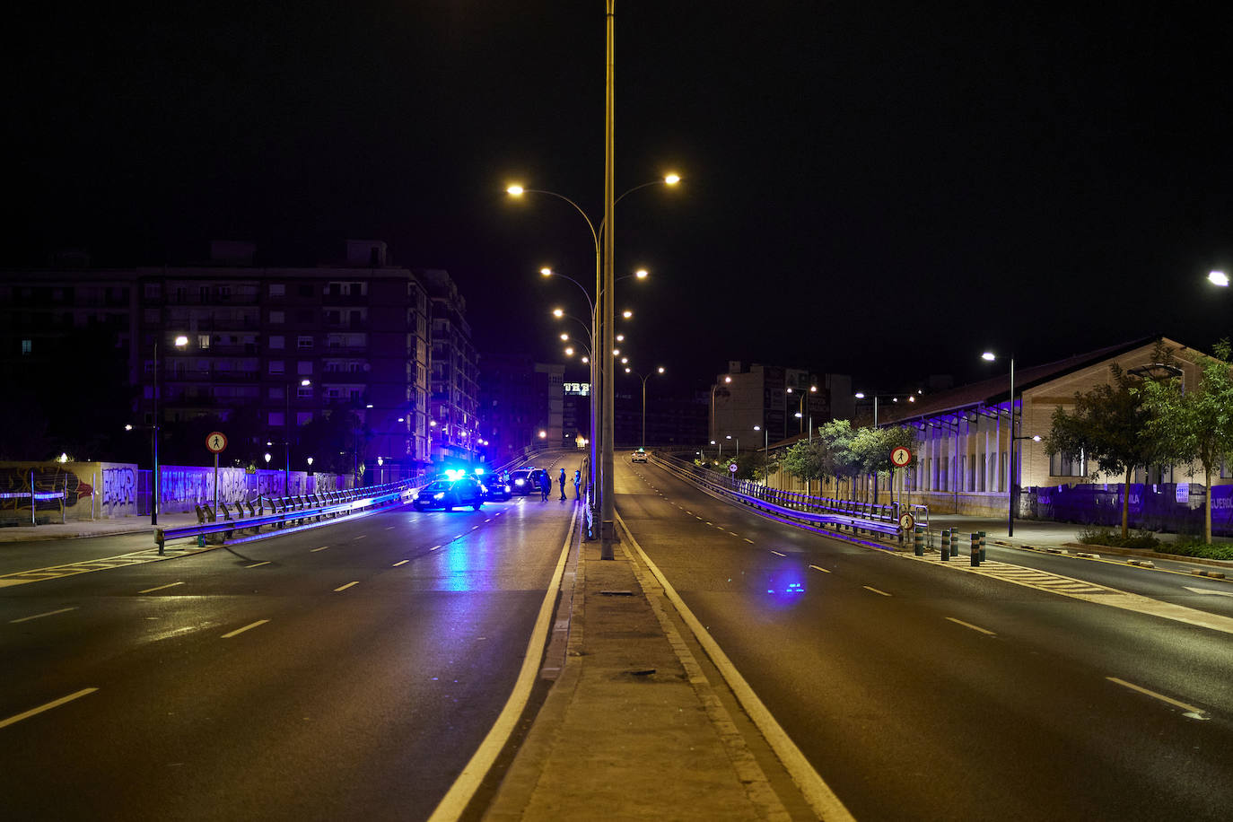 Tras el toque de queda, las calles de Valencia se vacían y reina el silencio. Los únicos testigos, los trabajadores nocturnos que antienen en marcha los servicios pese al escaso trabajo para conductores y la caída de ventas en farmacias y gasolineras. 