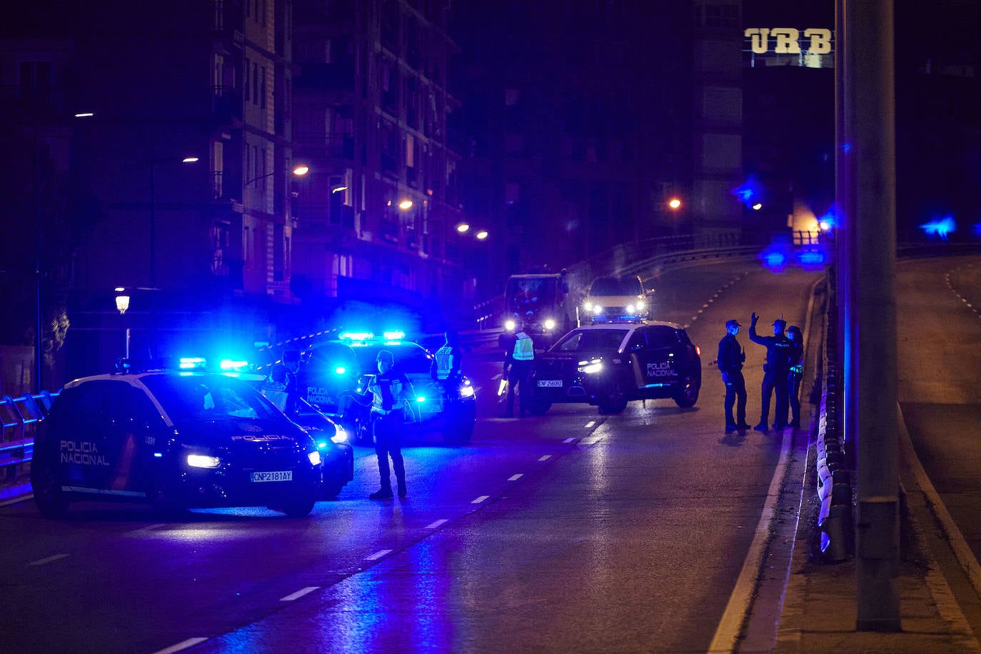 Tras el toque de queda, las calles de Valencia se vacían y reina el silencio. Los únicos testigos, los trabajadores nocturnos que antienen en marcha los servicios pese al escaso trabajo para conductores y la caída de ventas en farmacias y gasolineras. 