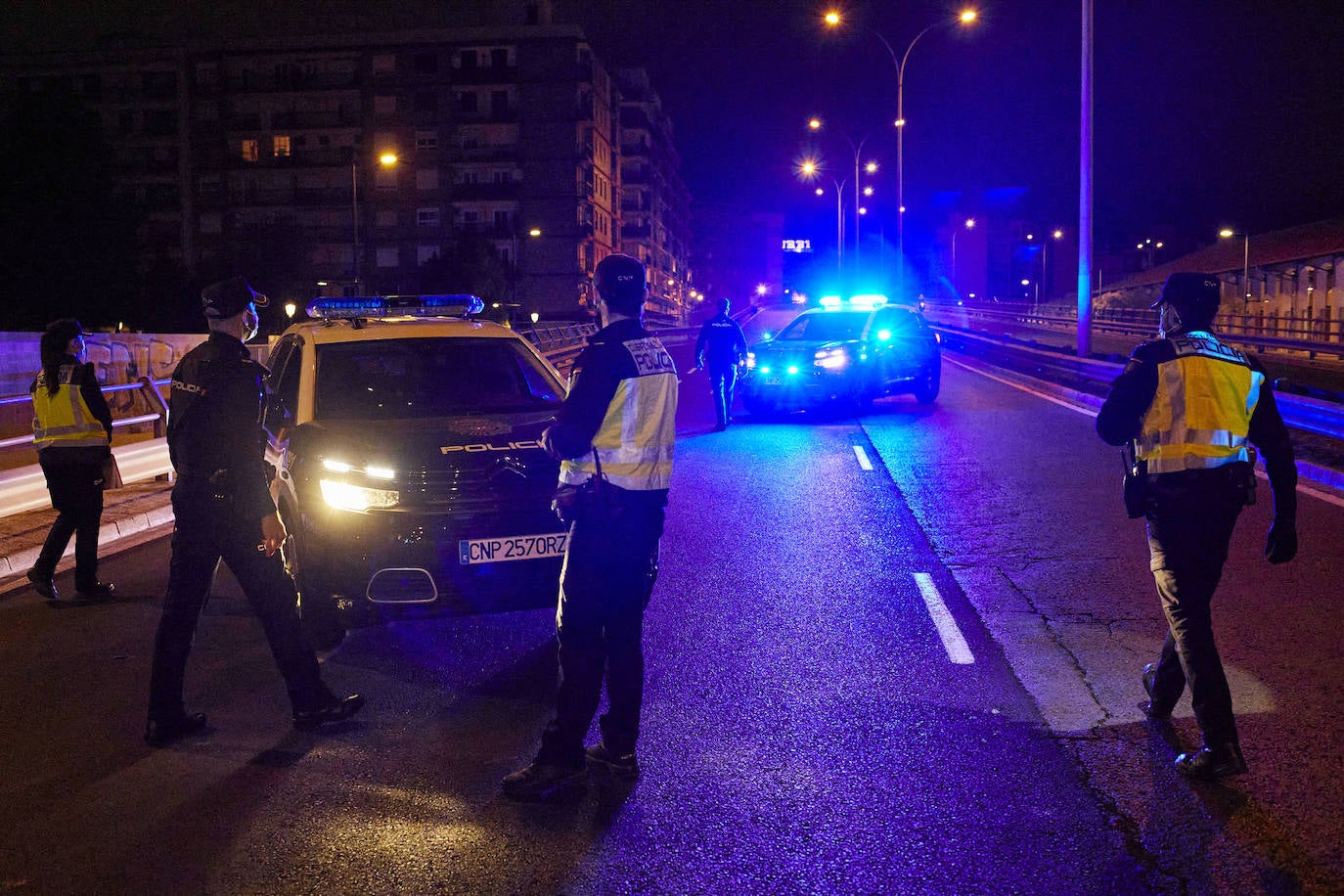 Tras el toque de queda, las calles de Valencia se vacían y reina el silencio. Los únicos testigos, los trabajadores nocturnos que antienen en marcha los servicios pese al escaso trabajo para conductores y la caída de ventas en farmacias y gasolineras. 