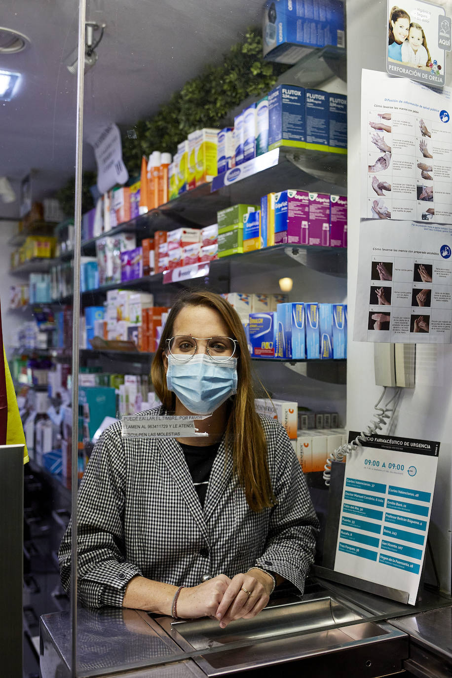 Tras el toque de queda, las calles de Valencia se vacían y reina el silencio. Los únicos testigos, los trabajadores nocturnos que antienen en marcha los servicios pese al escaso trabajo para conductores y la caída de ventas en farmacias y gasolineras. 