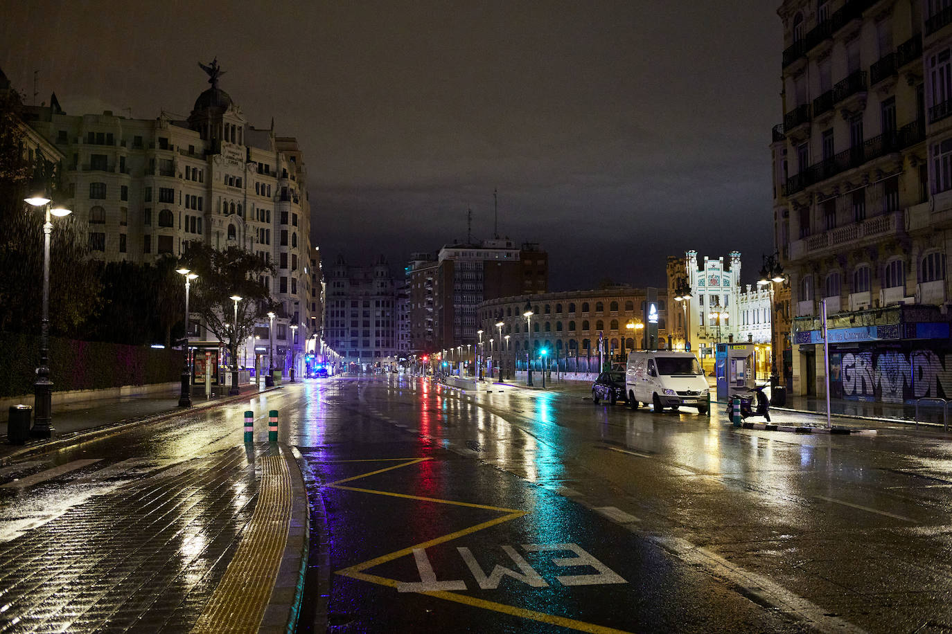 Tras el toque de queda, las calles de Valencia se vacían y reina el silencio. Los únicos testigos, los trabajadores nocturnos que antienen en marcha los servicios pese al escaso trabajo para conductores y la caída de ventas en farmacias y gasolineras. 