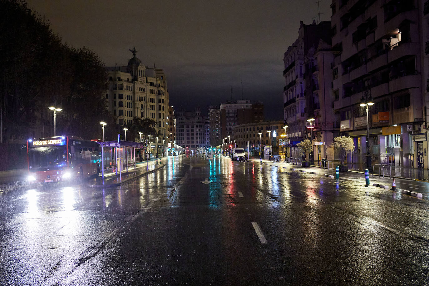 Tras el toque de queda, las calles de Valencia se vacían y reina el silencio. Los únicos testigos, los trabajadores nocturnos que antienen en marcha los servicios pese al escaso trabajo para conductores y la caída de ventas en farmacias y gasolineras. 