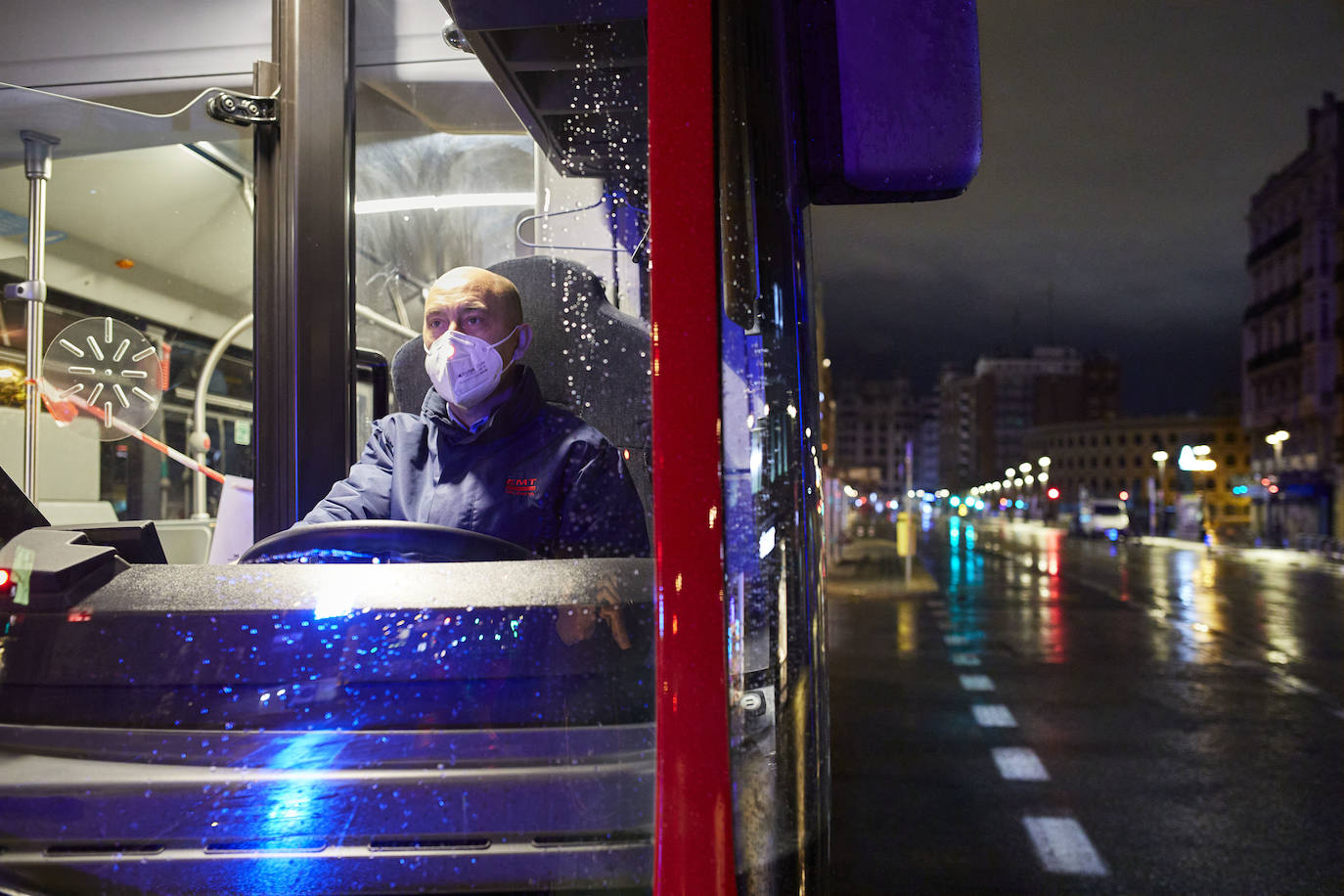 Tras el toque de queda, las calles de Valencia se vacían y reina el silencio. Los únicos testigos, los trabajadores nocturnos que antienen en marcha los servicios pese al escaso trabajo para conductores y la caída de ventas en farmacias y gasolineras. 