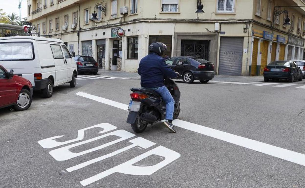 La señal, en la esquina de Pelayo con Vives Liern, ayer. 