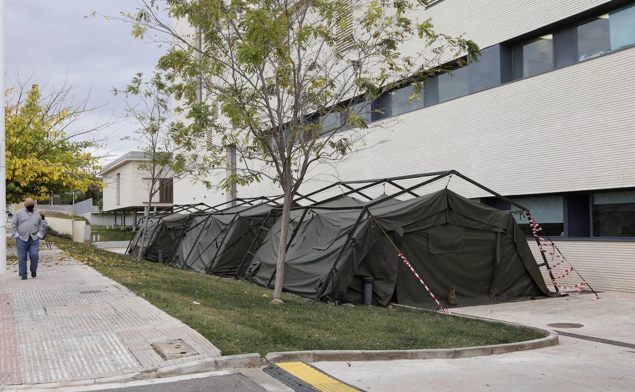 Carpas instalada por los militares en el Hospital de Llíria.