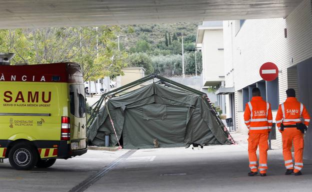 Imagen principal - Carpas en el exterior del Hospital de Lliria.