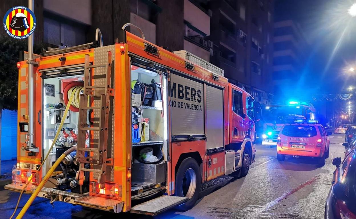 Los bomberos en el incendio de una vivienda con una víctima en Puerto de Sagunto