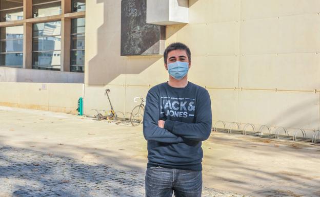 Víctor, con mascarilla, en el campus de la UPV. 