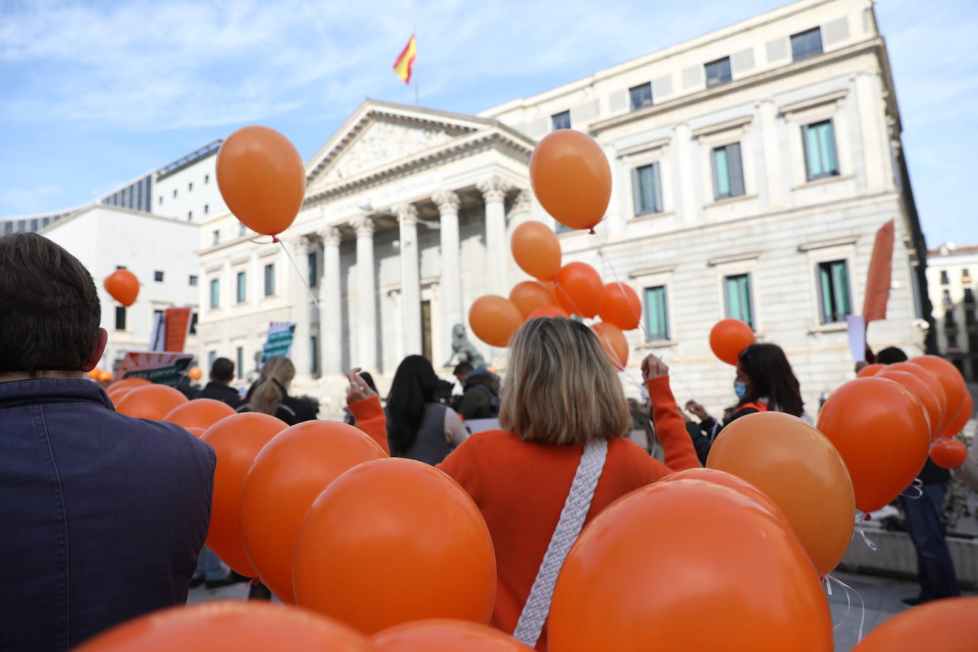 Miembros de la Plataforma Más Plurales se manifiesta en contra de la nueva ley de educación, la llamada ley Celaá, en frente del Congreso este viernes. Los manifestantes consideran que la nueva ley ataca la libertad de las familias la hora de elegir centro.