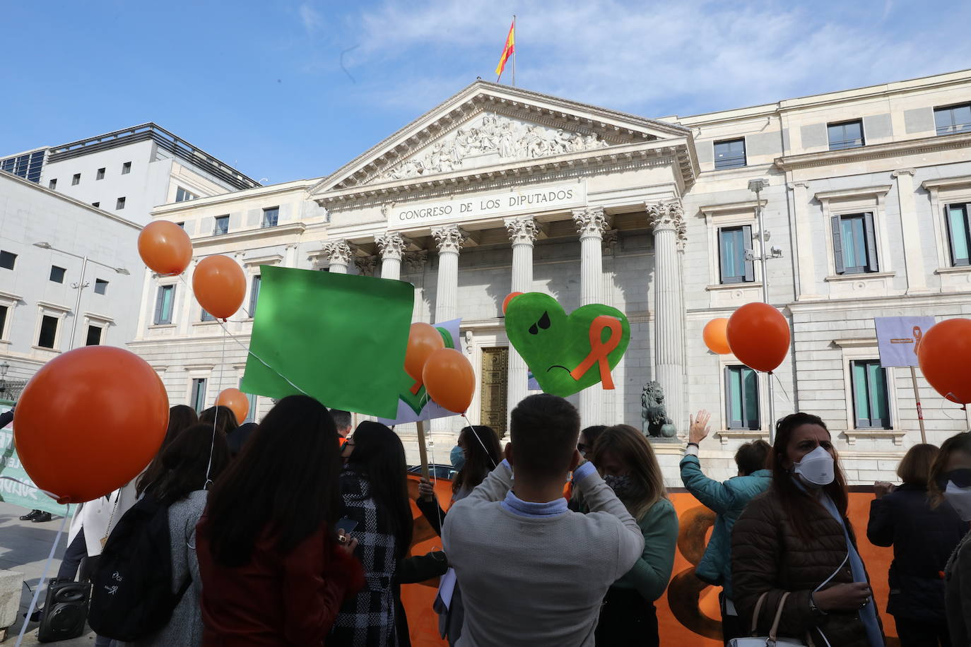 Miembros de la Plataforma Más Plurales se manifiesta en contra de la nueva ley de educación, la llamada ley Celaá, en frente del Congreso este viernes. Los manifestantes consideran que la nueva ley ataca la libertad de las familias la hora de elegir centro.