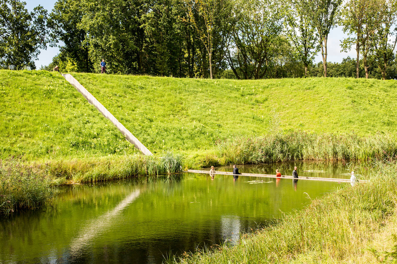 12.- El puente de Moisés (Halsteren, Países Bajos) | Este puente que se encuentra cerca de Halsteren se abre entre las aguas. De ahí su nombre, Moses Bridge. Permite a los visitantes llegar a Fort De Roovere por debajo del nivel del agua.