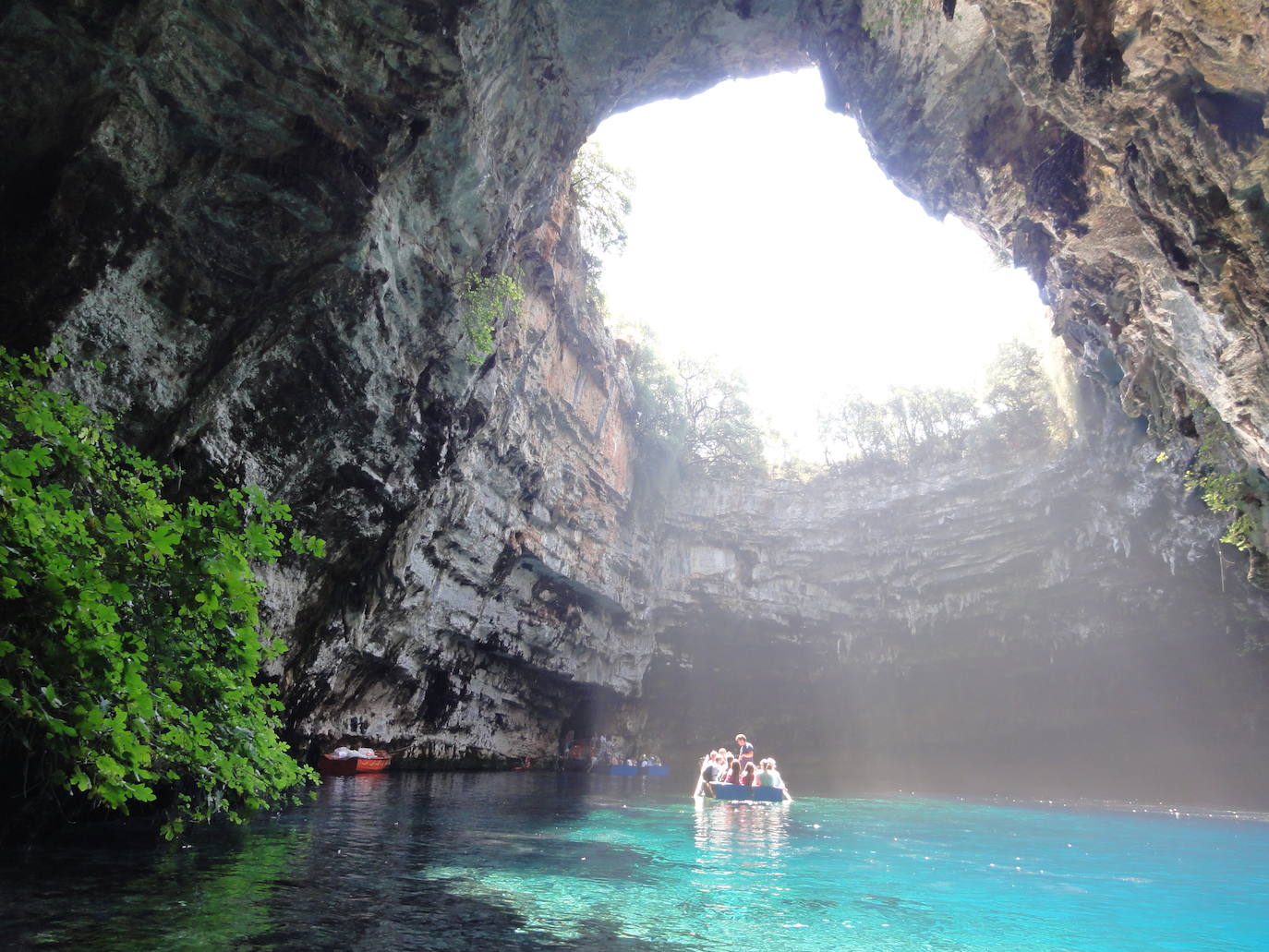 4.- Cueva de Melissani (isla de Cefalonia, Grecia) | Esta cueva es un fenómeno geológico único, creado a partir de la disolución de las rocas calcáreas por la filtración del agua. Sus atractivos: sus turquesas aguas y la gran claraboya de 36 metros de altura por la que entran los rayos del sol.
