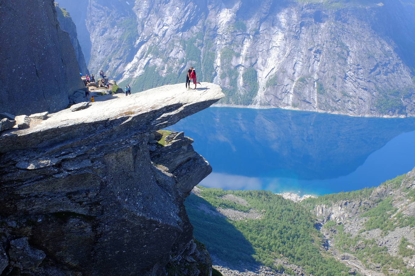 9.- Trolltunga (Noruega) | Trolltunga (o lengua del Troll) es una puntiaguda roca que sobresale 700 metros en horizontal de una montaña de 1.100 metros de altura. 