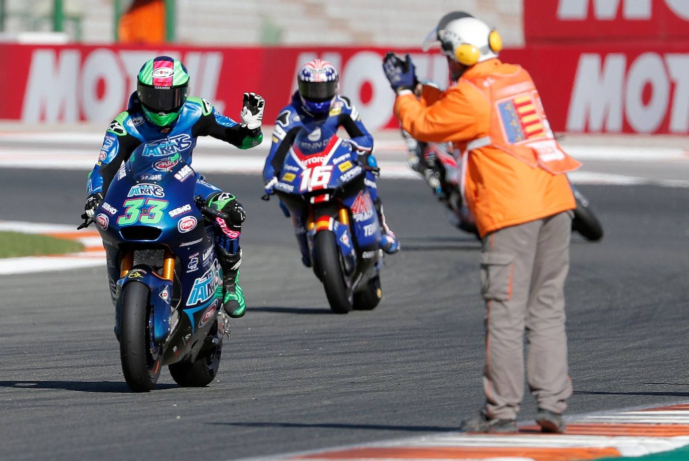 Este domingo se disputan las carreras de MotoGP del Gran Premio de la Comunitat Valenciana en el circuito Ricardo Tormo de Cheste, una competición marcada por la pandemia y las gradas vacías. 