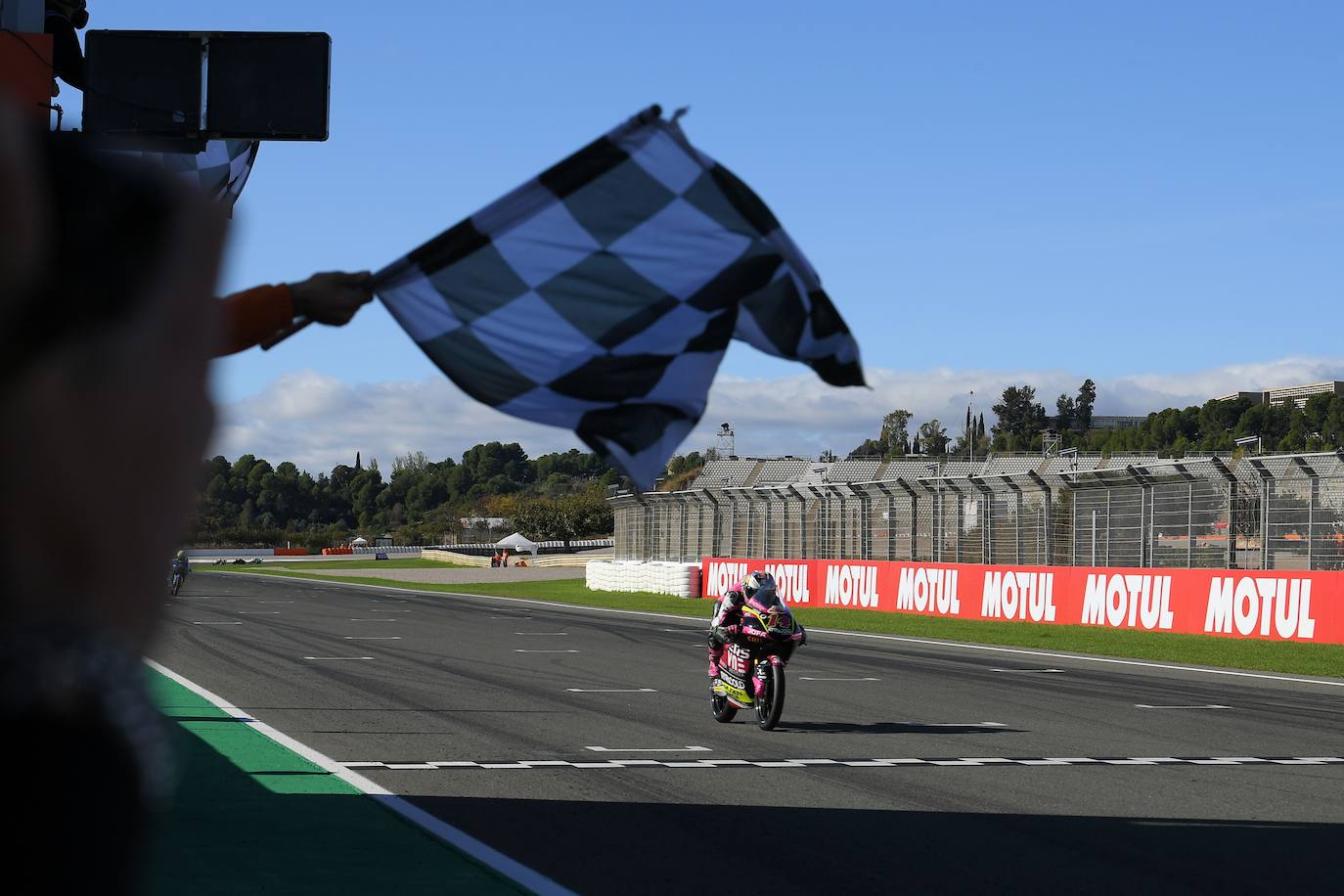 Este domingo se disputan las carreras de MotoGP del Gran Premio de la Comunitat Valenciana en el circuito Ricardo Tormo de Cheste, una competición marcada por la pandemia y las gradas vacías. 