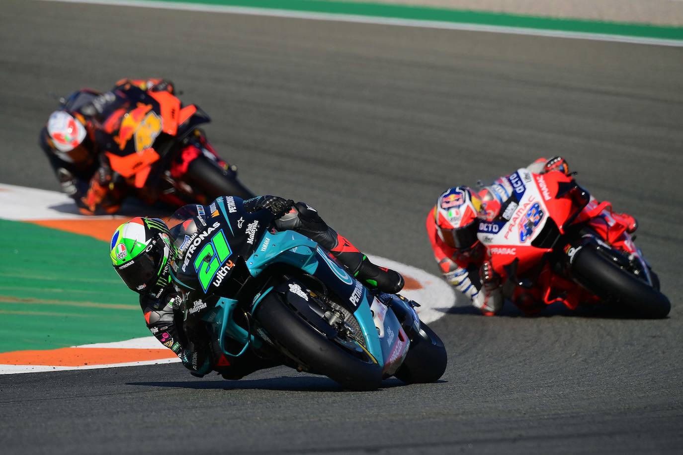 Este domingo se disputan las carreras de MotoGP del Gran Premio de la Comunitat Valenciana en el circuito Ricardo Tormo de Cheste, una competición marcada por la pandemia y las gradas vacías. 