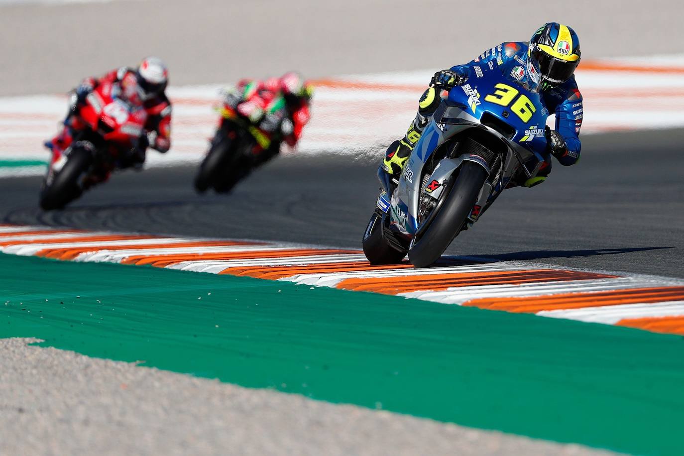 Este domingo se disputan las carreras de MotoGP del Gran Premio de la Comunitat Valenciana en el circuito Ricardo Tormo de Cheste, una competición marcada por la pandemia y las gradas vacías. 