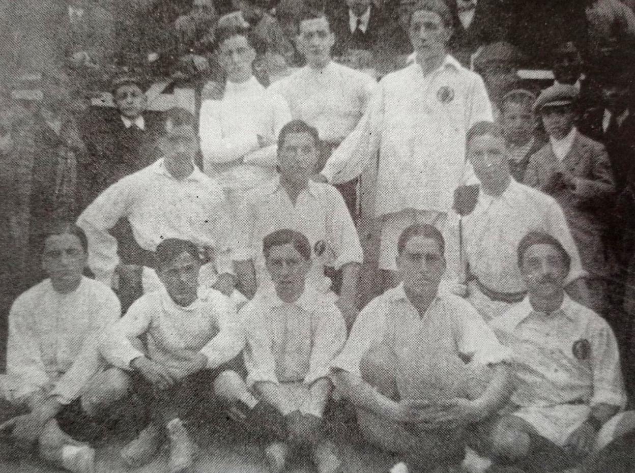 Ramón Leonarte (sentado, primero por la izquierda) fue jugador del Valencia FC a partir de 1907. Archivo Ramón Leonarte
