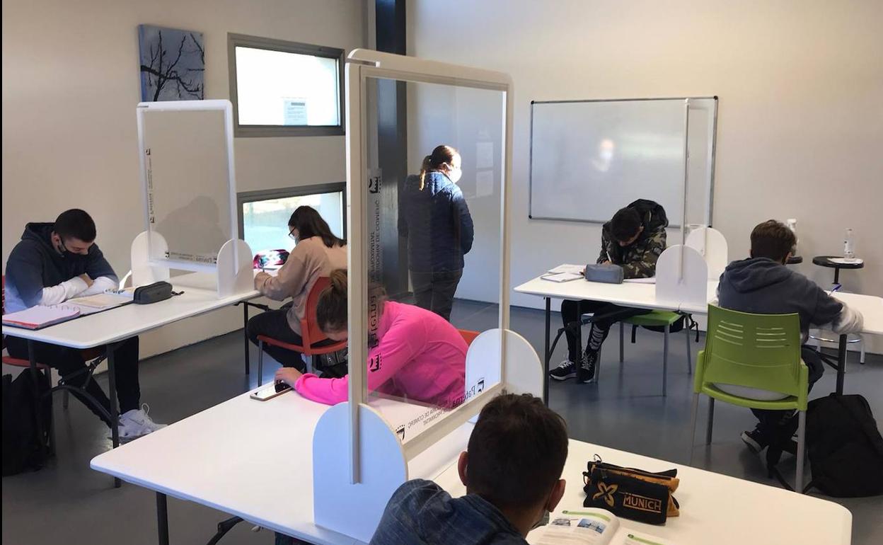 Los alumnos en el aula de refuerzo. 