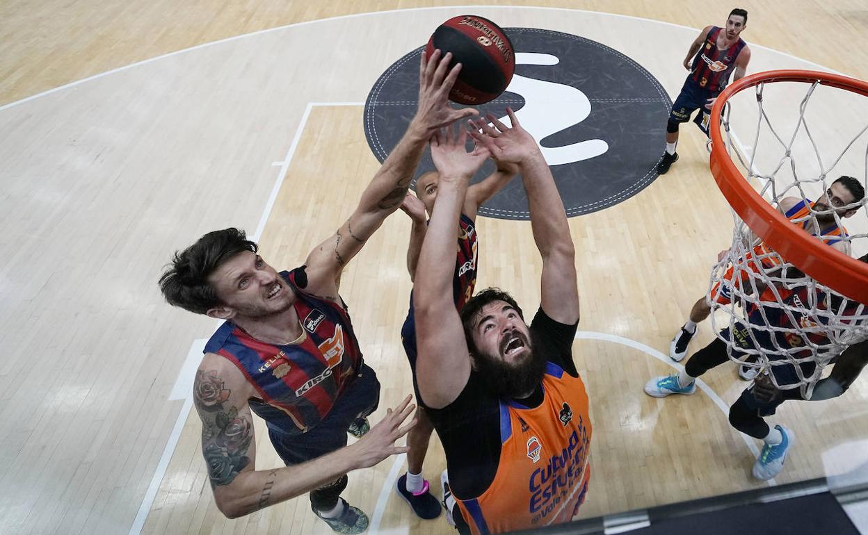 Dubljevic lucha por el balón durante la semifinal de la Fase Final Excepcional.