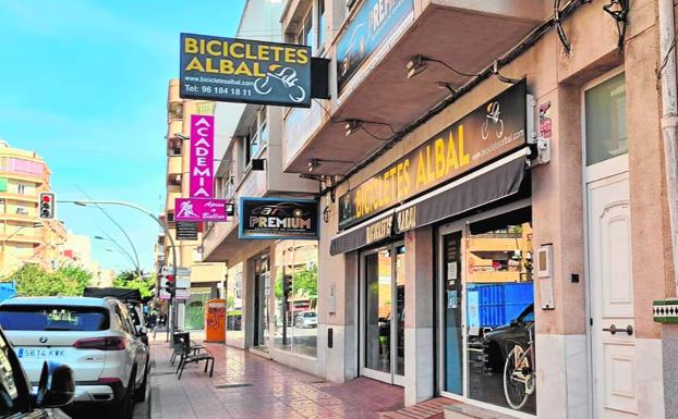 Una calle del municipio con comercios.