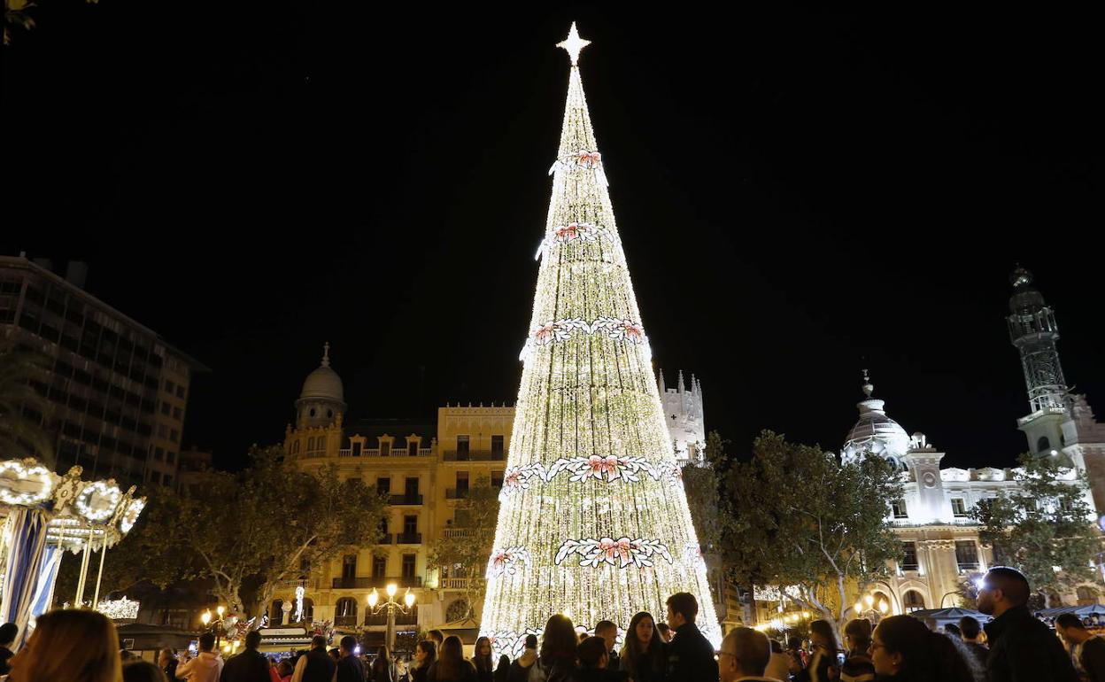 Plaza del Ayuntamiento, con el árbol de Navidad, y el resto de explanada sin casi luz. 