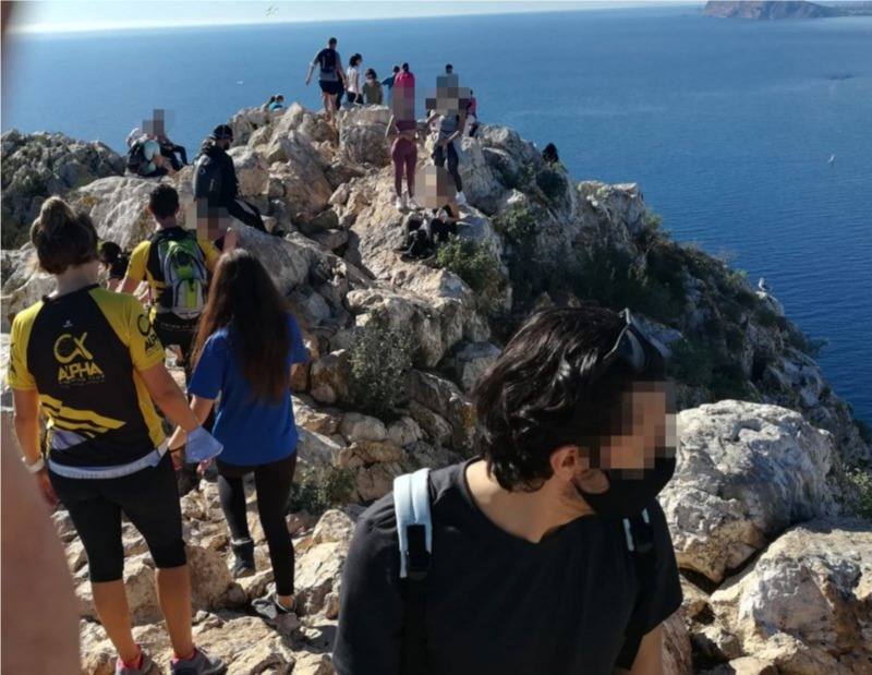 Los visitantes al paraje natural del Peñón d'Ifach alertan de la falta de control en los accesos para regular el aforo a la cumbre debido al Covid