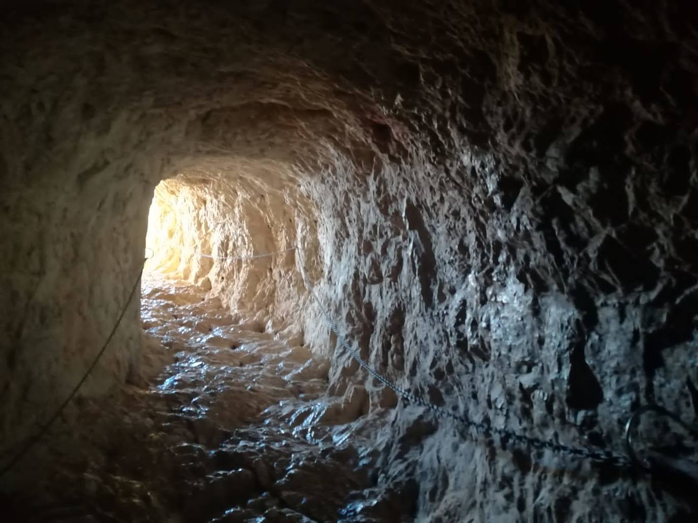 Los visitantes al paraje natural del Peñón d'Ifach alertan de la falta de control en los accesos para regular el aforo a la cumbre debido al Covid