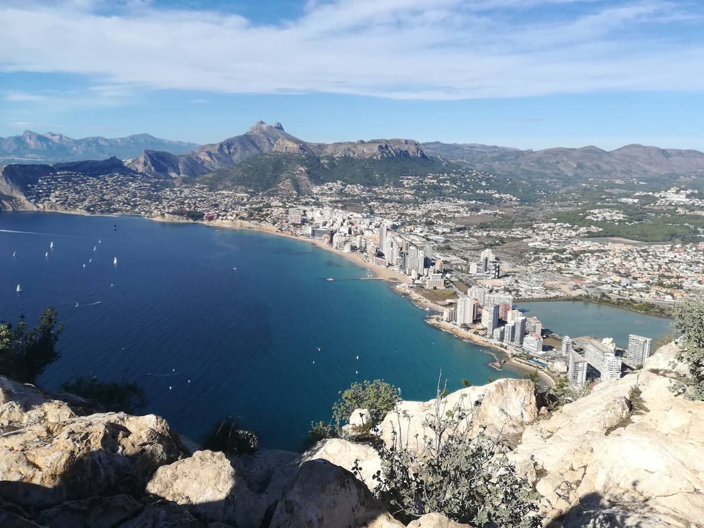 Los visitantes al paraje natural del Peñón d'Ifach alertan de la falta de control en los accesos para regular el aforo a la cumbre debido al Covid