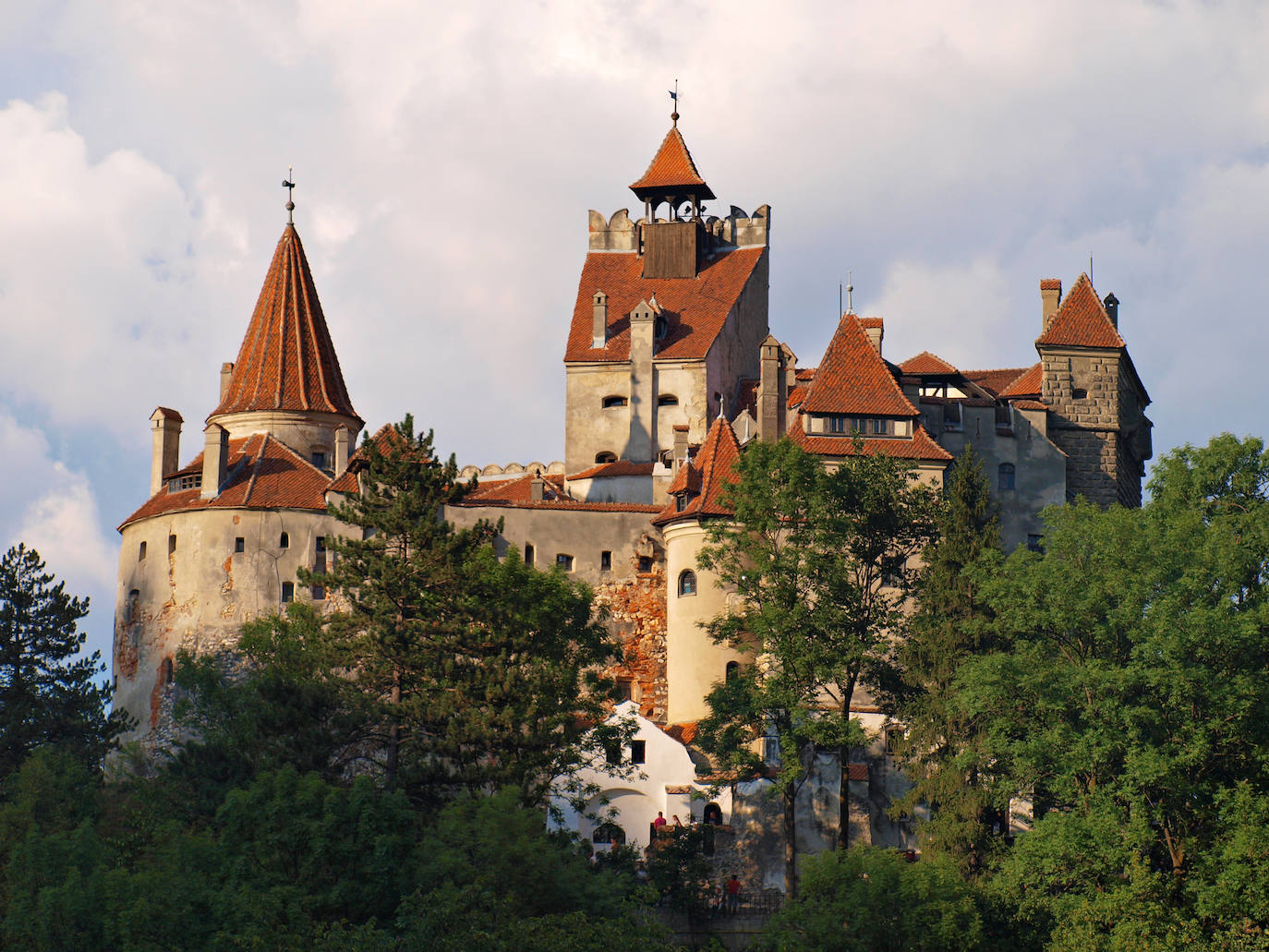 Más conocido como el 'castillo de Drácula', esta mansión medieval está construida en lo alto de una gigantesca roca y sobre lo que fue una antigua fortaleza.