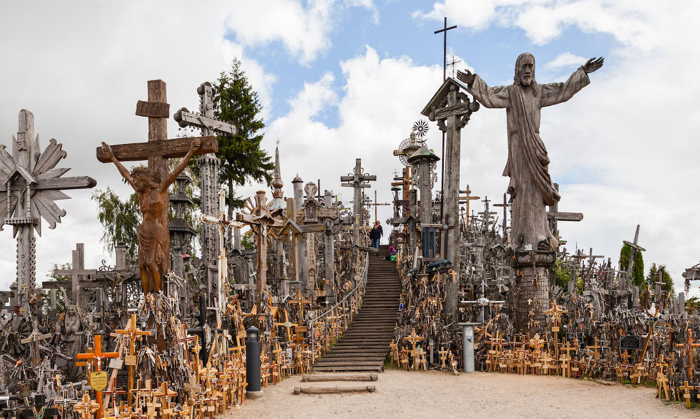 Este lugar cuenta con más de 100.000 cruces de multitud de formas y tamaños y es uno de los puntos más escalofriantes de Europa. 