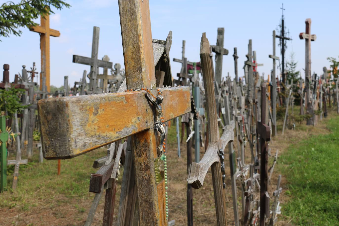 A pesar de que parece un cementerio, se cree que aquí no residen restos humanos. Es un sitio tan extraño que se ha convertido en uno de los rincones más turísticos del país. 