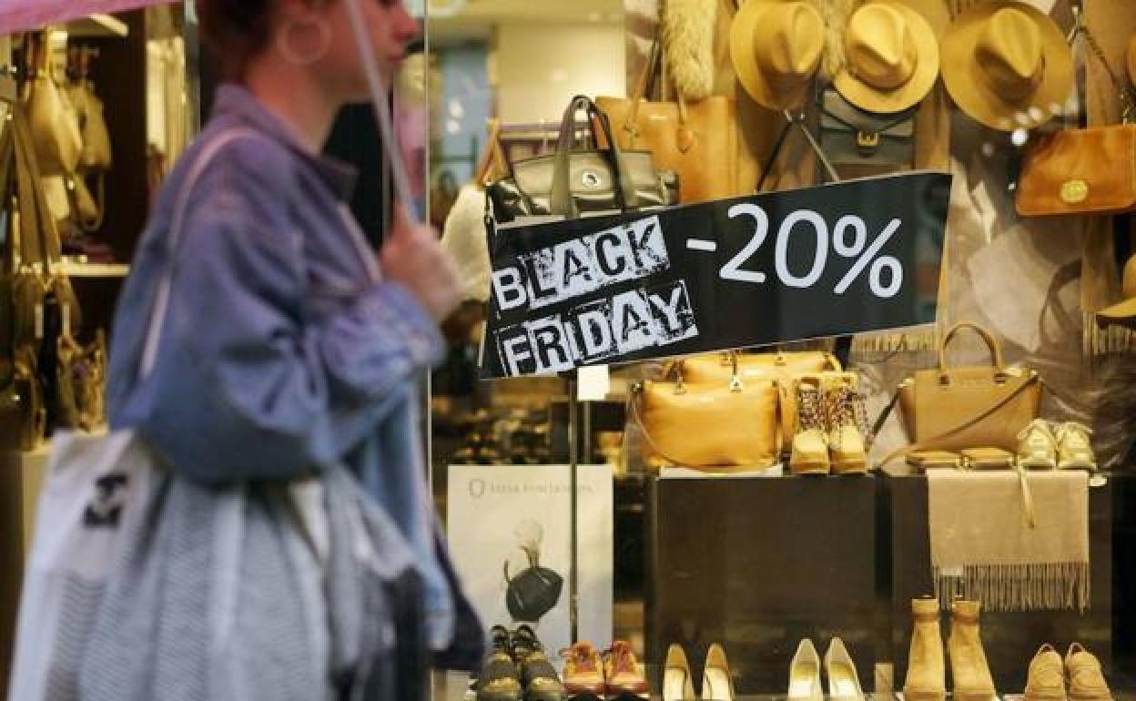 Una joven pasea frente a los escaparates durante una edición pasada del Black Friday.