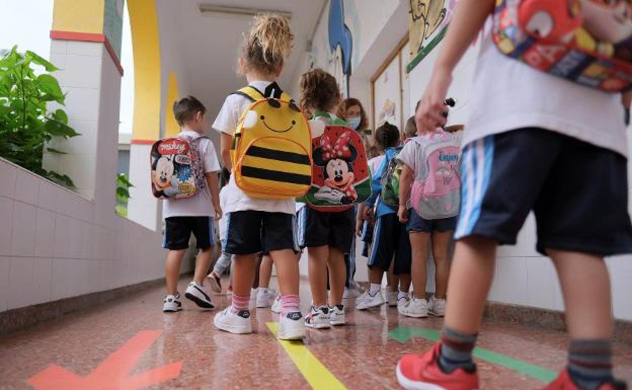 Niños en el pasillo de un colegio. 