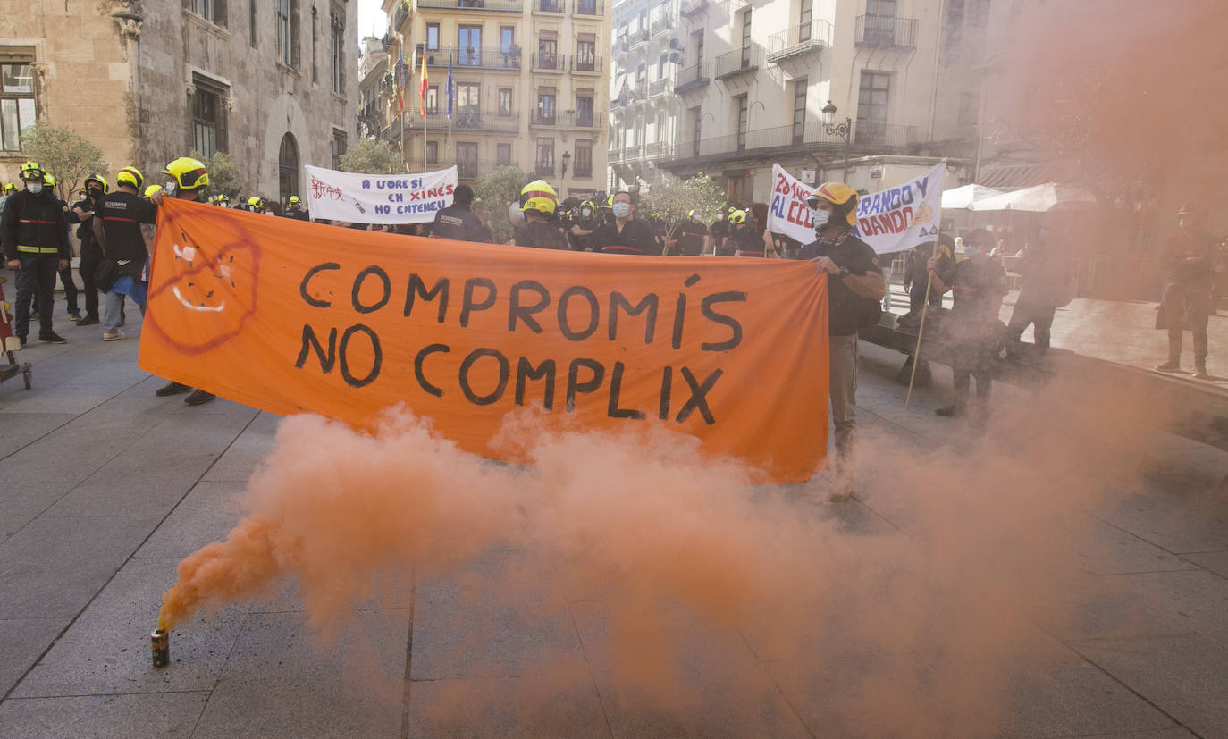 Los bomberos del Consorcio Provincial de Valencia han protestado este martes por las calles de Valencia para pedir la dimisión de la actual dirección nombrada por Compromís.