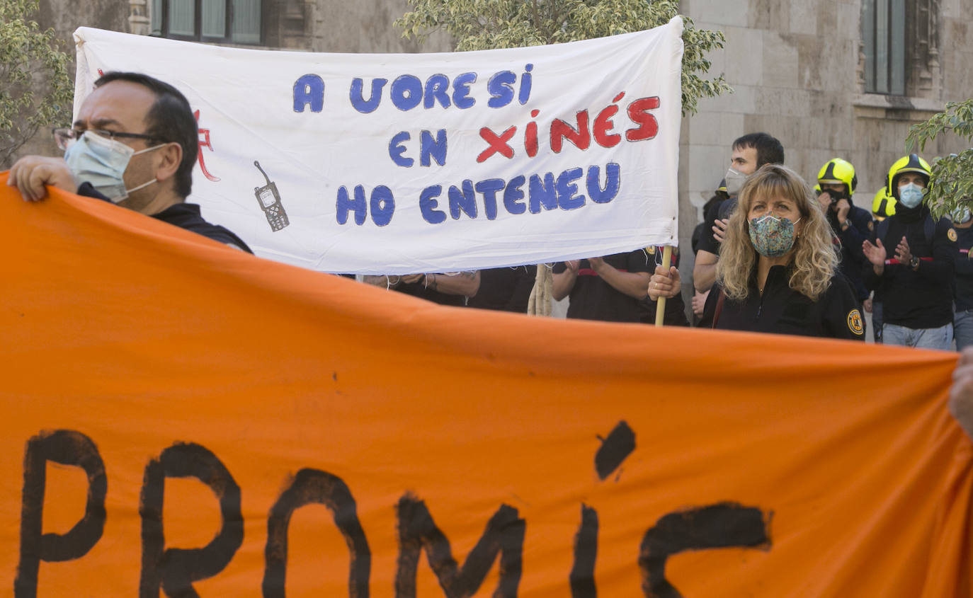 Los bomberos del Consorcio Provincial de Valencia han protestado este martes por las calles de Valencia para pedir la dimisión de la actual dirección nombrada por Compromís.