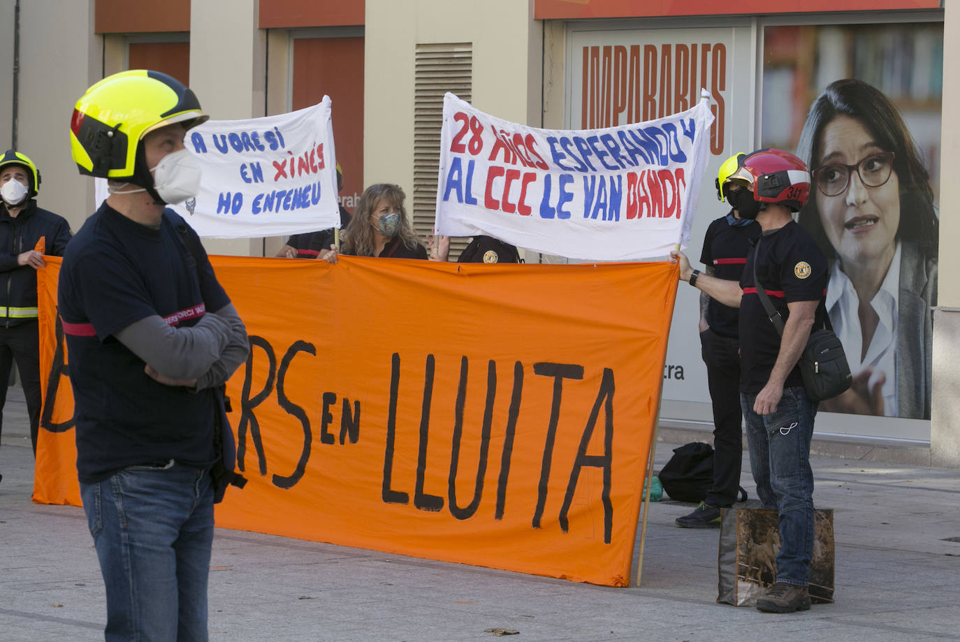 Los bomberos del Consorcio Provincial de Valencia han protestado este martes por las calles de Valencia para pedir la dimisión de la actual dirección nombrada por Compromís.