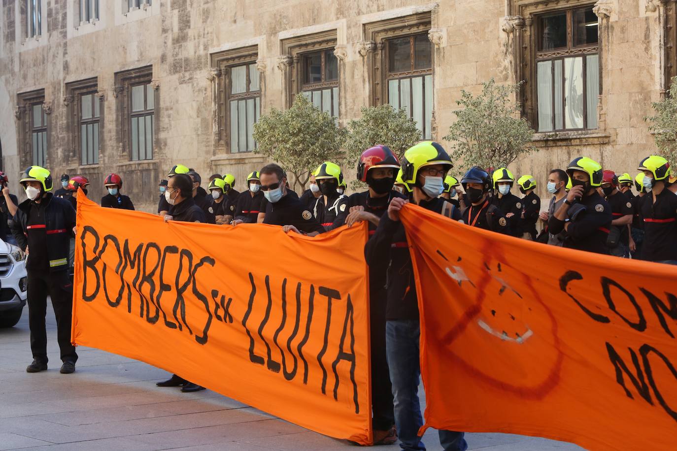 Los bomberos del Consorcio Provincial de Valencia han protestado este martes por las calles de Valencia para pedir la dimisión de la actual dirección nombrada por Compromís.