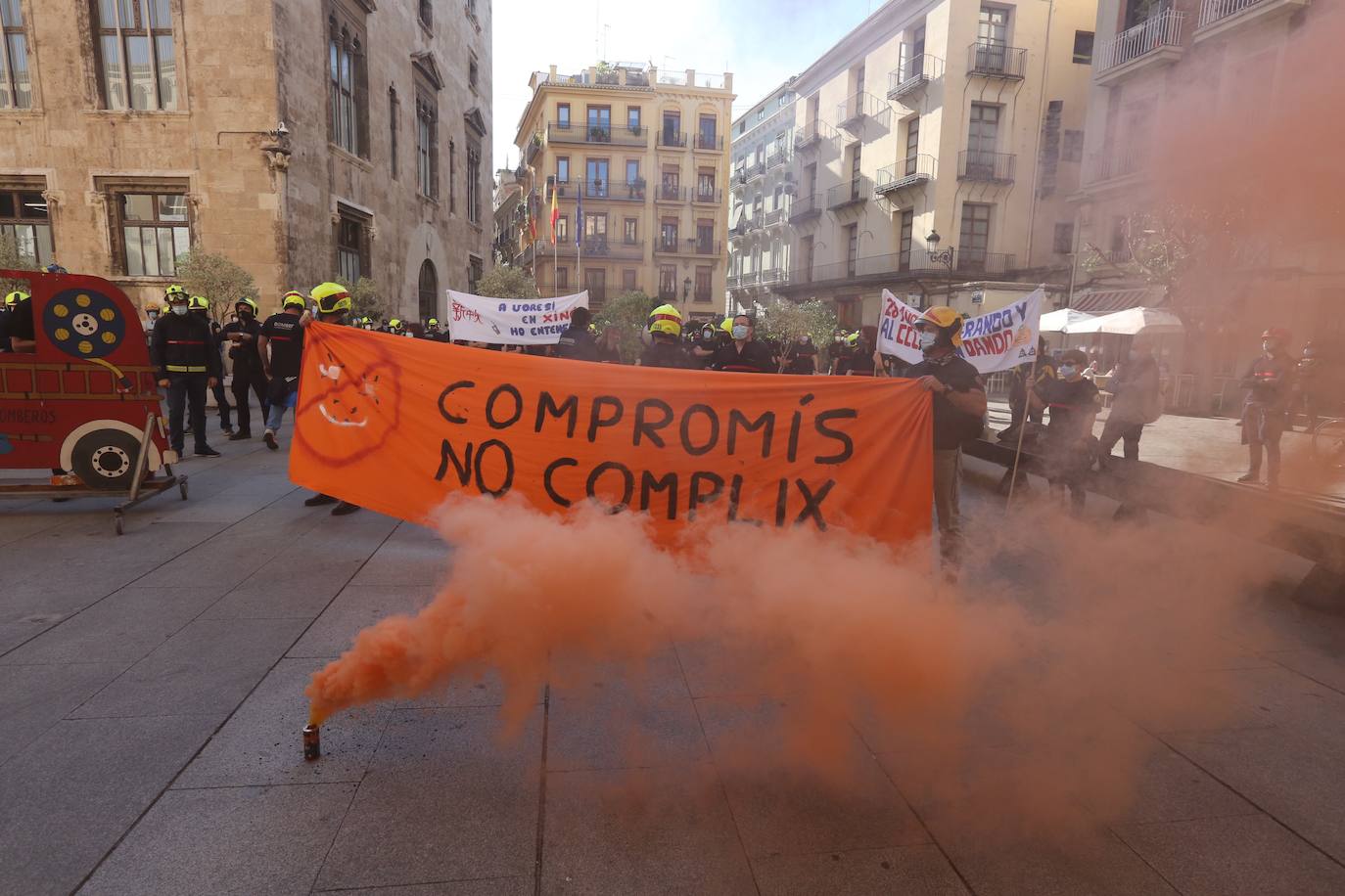 Los bomberos del Consorcio Provincial de Valencia han protestado este martes por las calles de Valencia para pedir la dimisión de la actual dirección nombrada por Compromís.