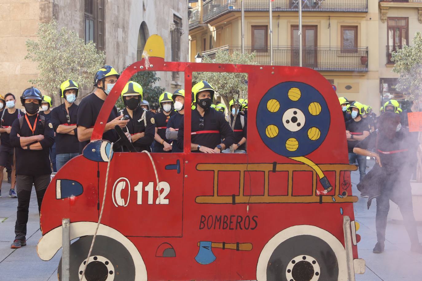 Los bomberos del Consorcio Provincial de Valencia han protestado este martes por las calles de Valencia para pedir la dimisión de la actual dirección nombrada por Compromís.