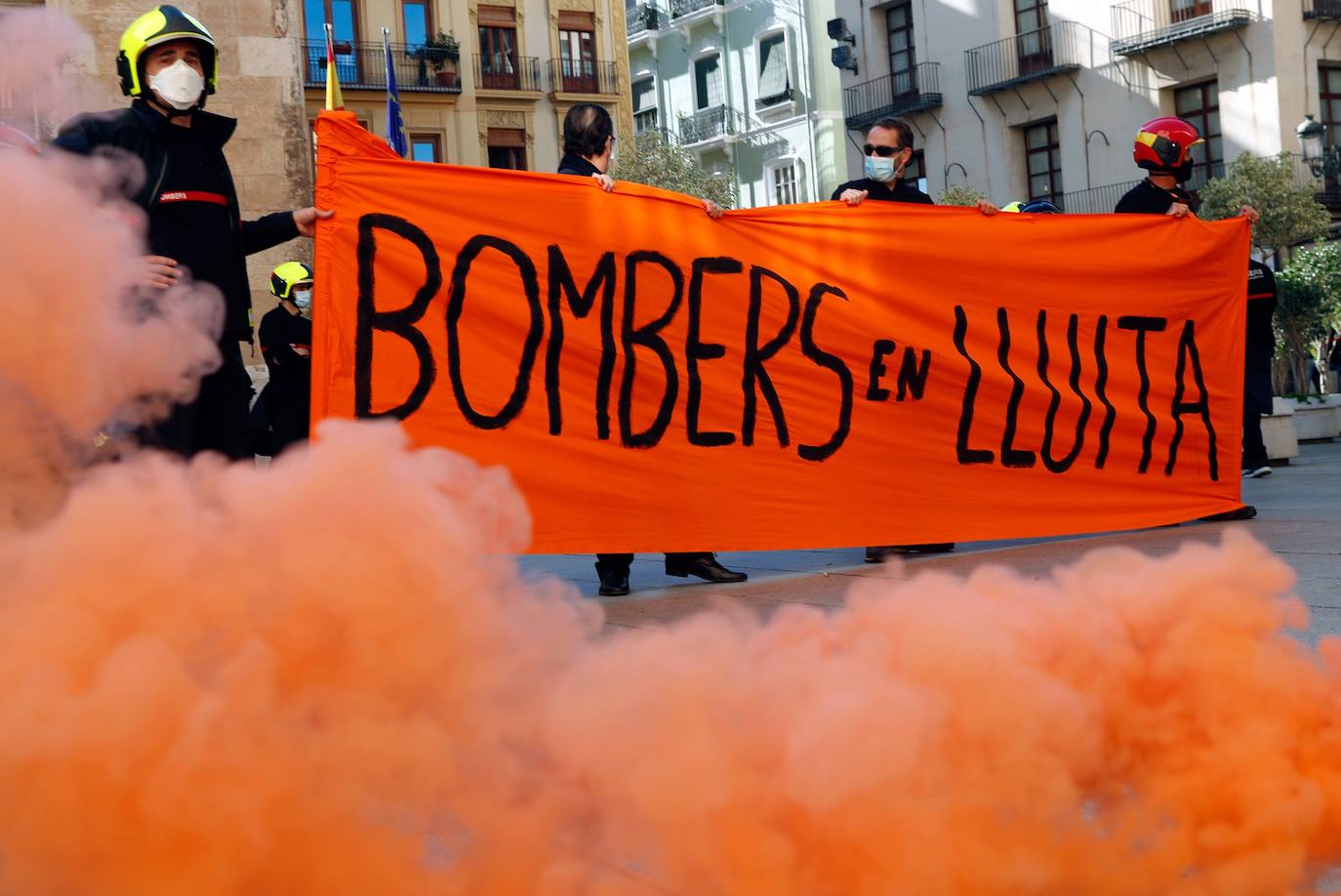 Los bomberos del Consorcio Provincial de Valencia han protestado este martes por las calles de Valencia para pedir la dimisión de la actual dirección nombrada por Compromís.