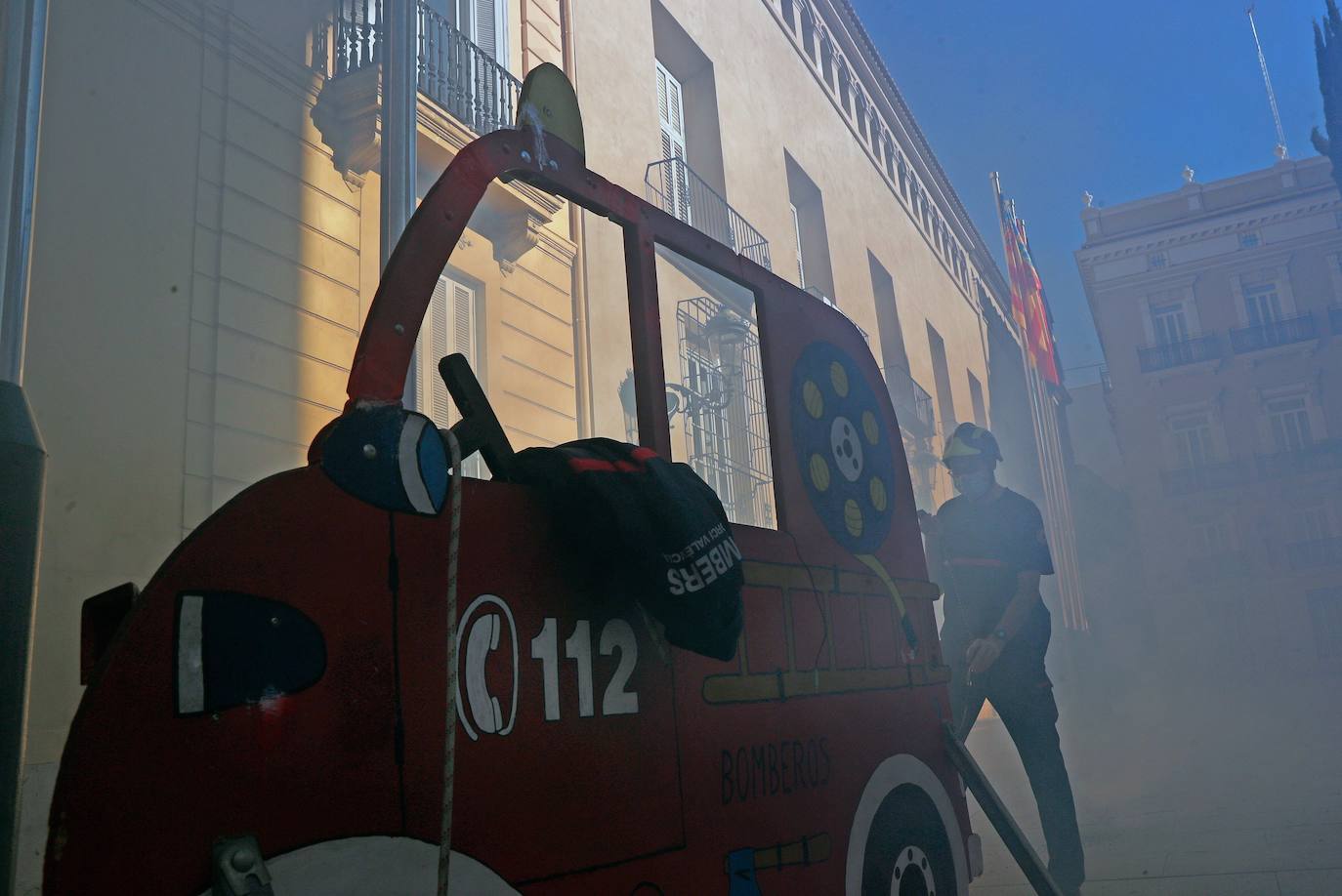 Los bomberos del Consorcio Provincial de Valencia han protestado este martes por las calles de Valencia para pedir la dimisión de la actual dirección nombrada por Compromís.