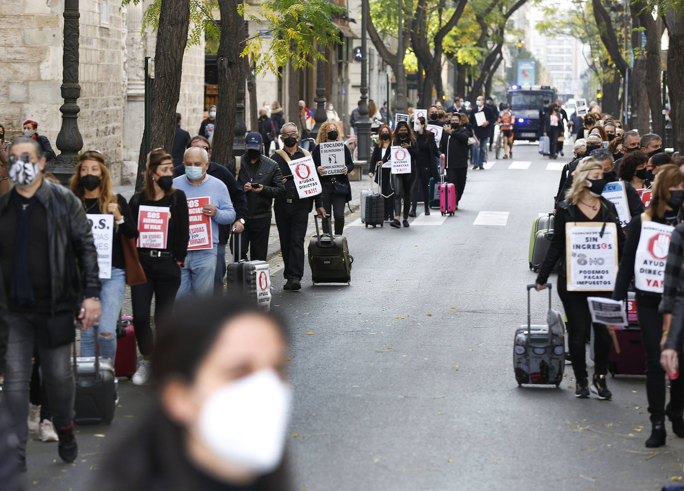 Fotos: Más de un centenar de agencias de viaje se manifiestan en Valencia para exigir ayudas directas y exoneración de tasas