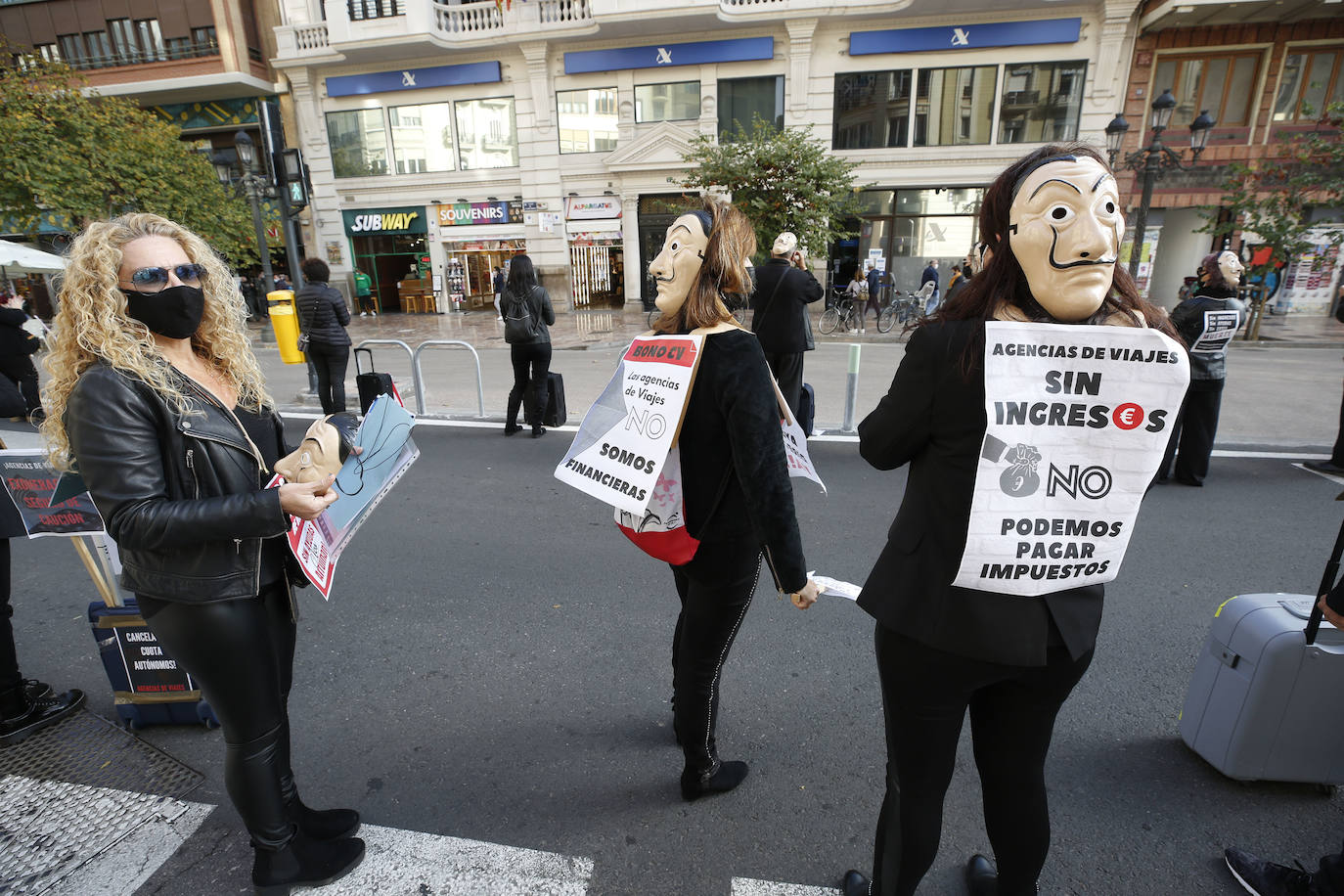 Fotos: Más de un centenar de agencias de viaje se manifiestan en Valencia para exigir ayudas directas y exoneración de tasas