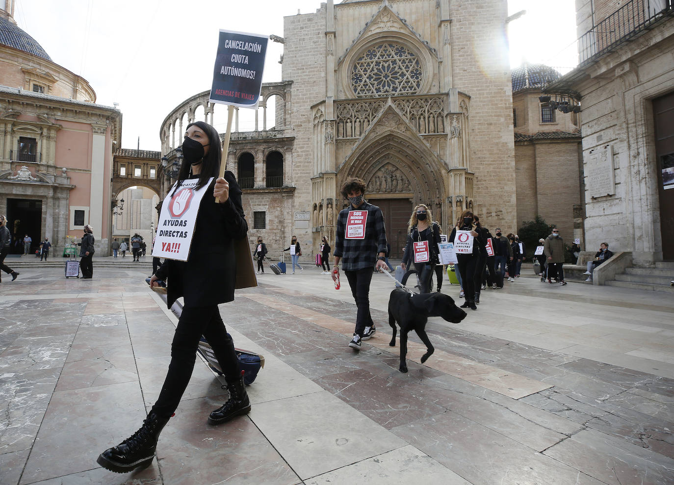 Fotos: Más de un centenar de agencias de viaje se manifiestan en Valencia para exigir ayudas directas y exoneración de tasas