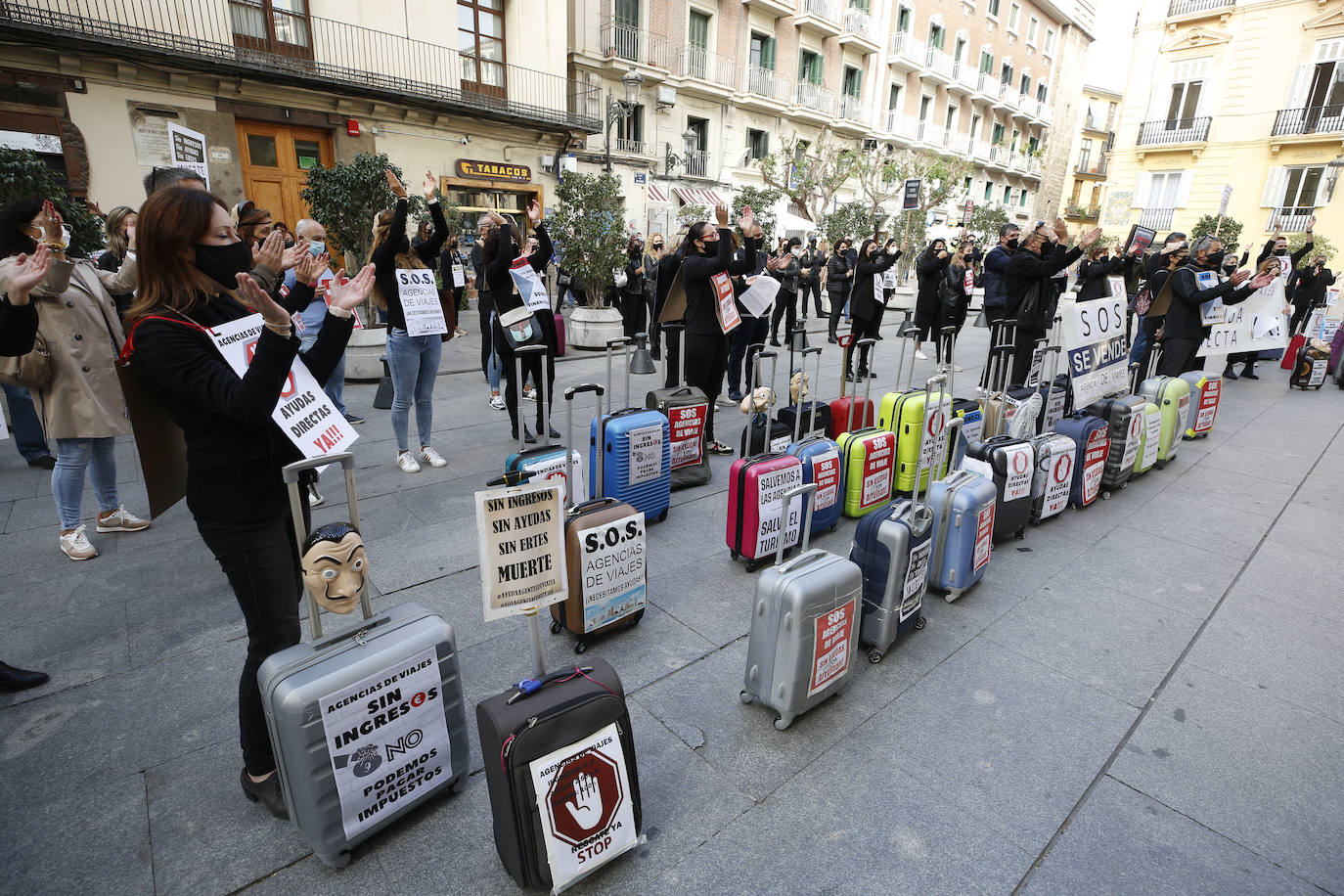 Fotos: Más de un centenar de agencias de viaje se manifiestan en Valencia para exigir ayudas directas y exoneración de tasas