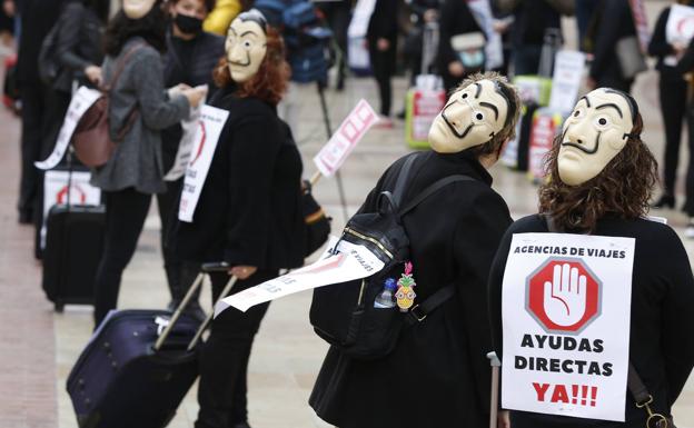 Más de un centenar de agencias de viaje se manifiestan en Valencia para exigir ayudas directas y exoneración de tasas