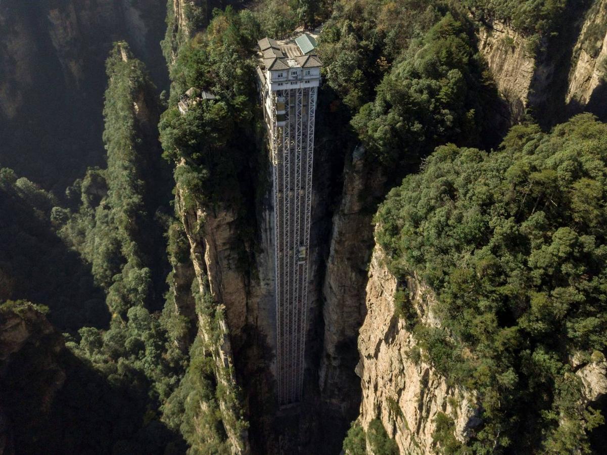 En el parque forestal de Zhangjiajie, en el centro de China, el ascensor exterior más alto del mundo (326 metros) ofrece una vistahacia los misteriosos paisajes que inspiraron la película «Avatar», de James Cameron. El viaje dura 88 segundos en esta obra de ingeniería reconocido por el Libro Guiness como el ascensor exterior más alto del mundo.