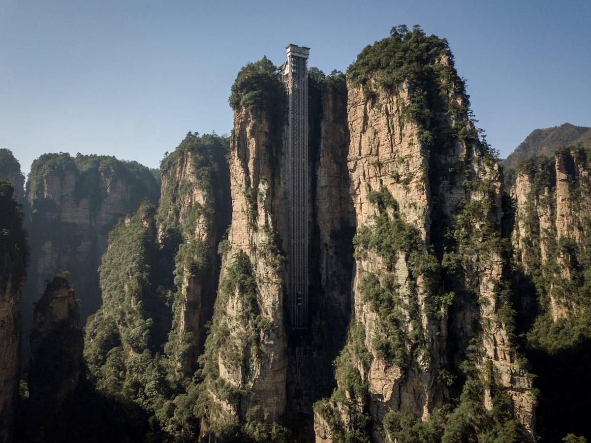 En el parque forestal de Zhangjiajie, en el centro de China, el ascensor exterior más alto del mundo (326 metros) ofrece una vistahacia los misteriosos paisajes que inspiraron la película «Avatar», de James Cameron. El viaje dura 88 segundos en esta obra de ingeniería reconocido por el Libro Guiness como el ascensor exterior más alto del mundo.