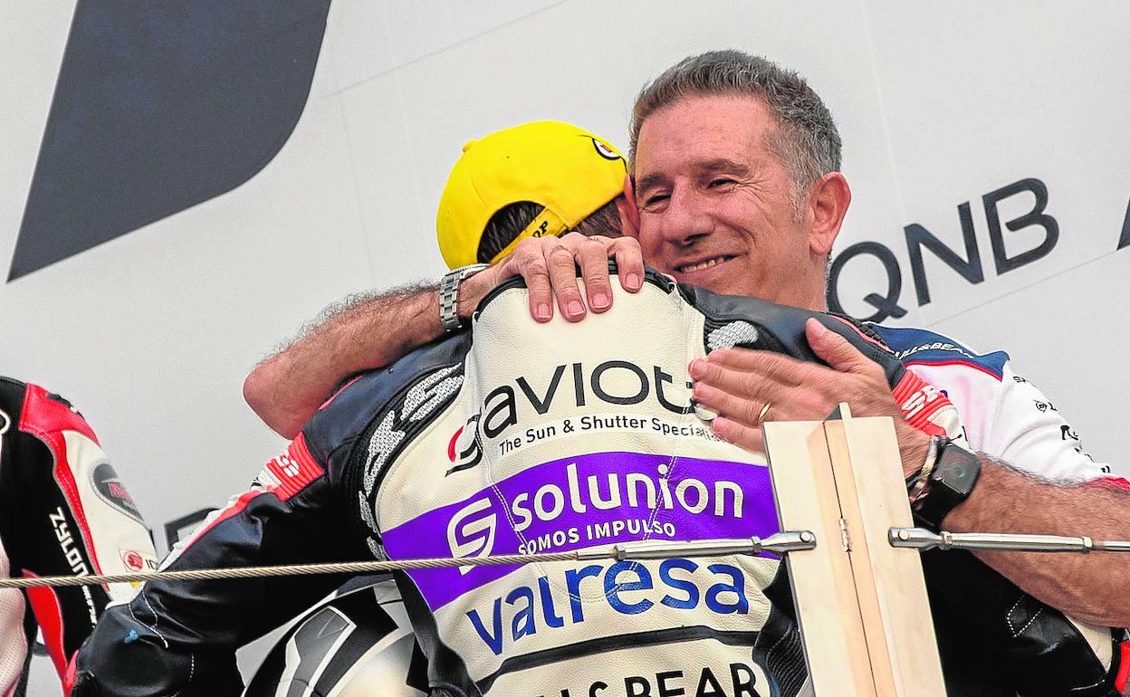 Jorge Martínez Aspar abraza a Arenas